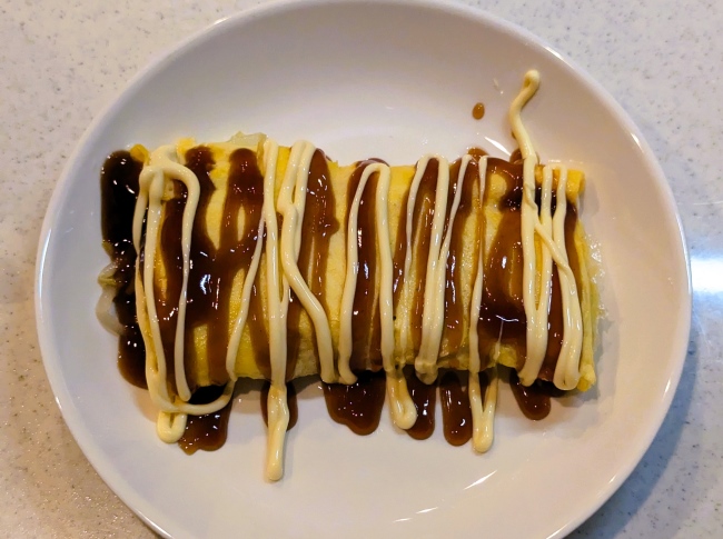 とん平焼きにソースとマヨネーズをかける