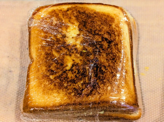 ラップを巻いた卵のホットサンド