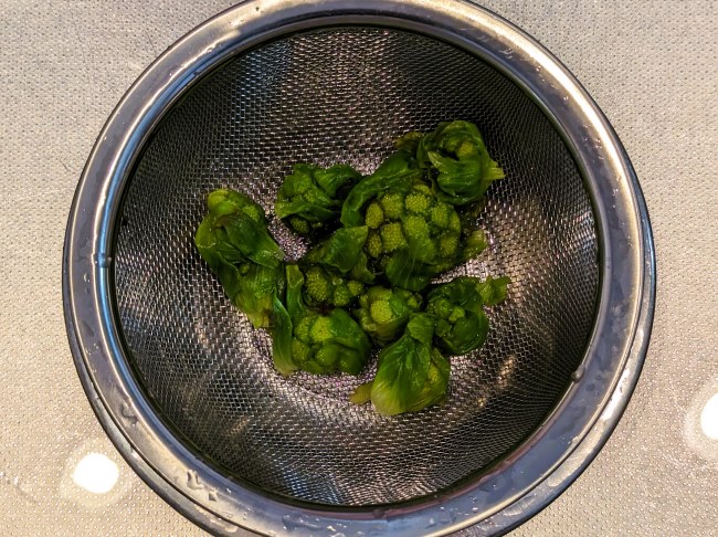茹でたふきのとうを冷水で締める