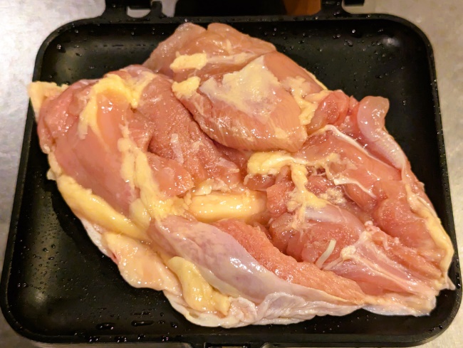 ホットサンドメーカーにのせた鶏肉
