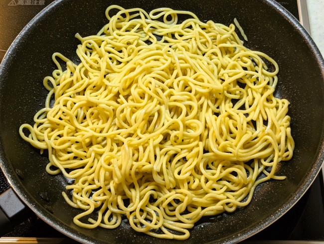 あんかけ焼きそば用のそばを炒める