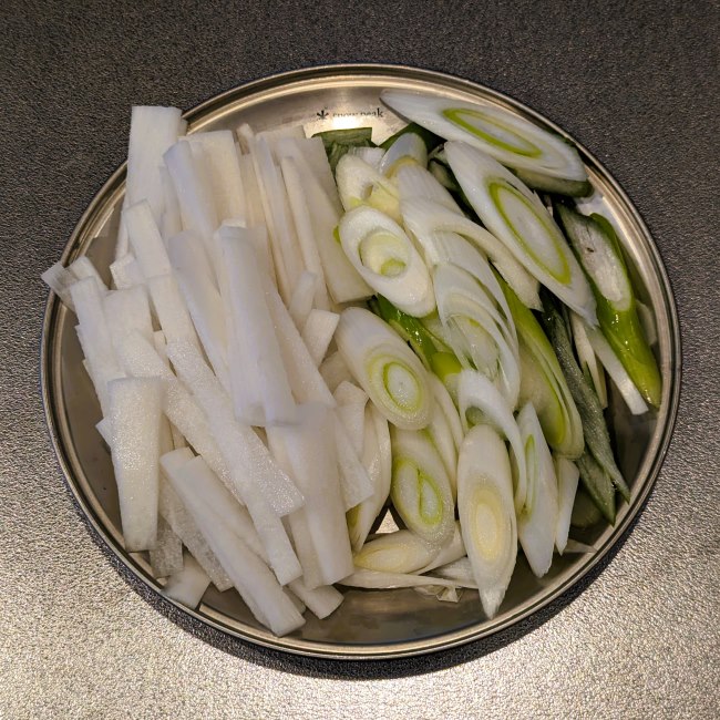 サムゲタンの具材を切る