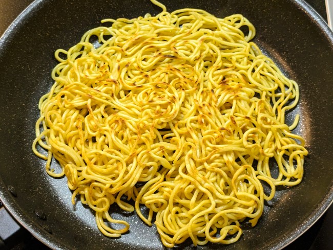 こんがり焼いた焼きそば麺