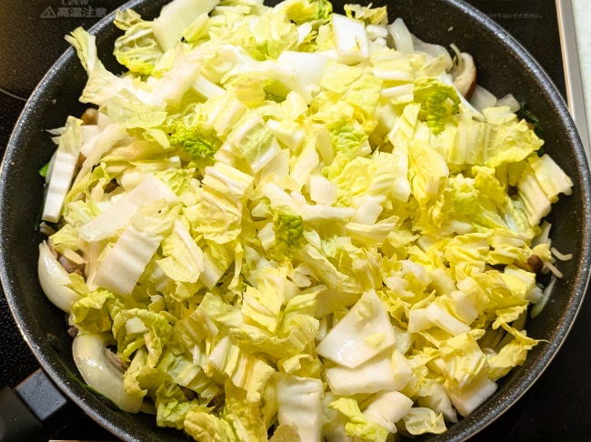あんかけ焼きそば用の白菜を炒める