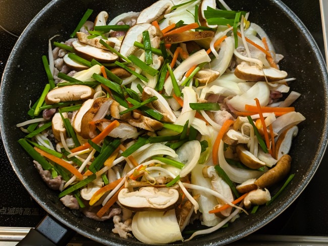 あんかけ焼きそば用の野菜を炒める