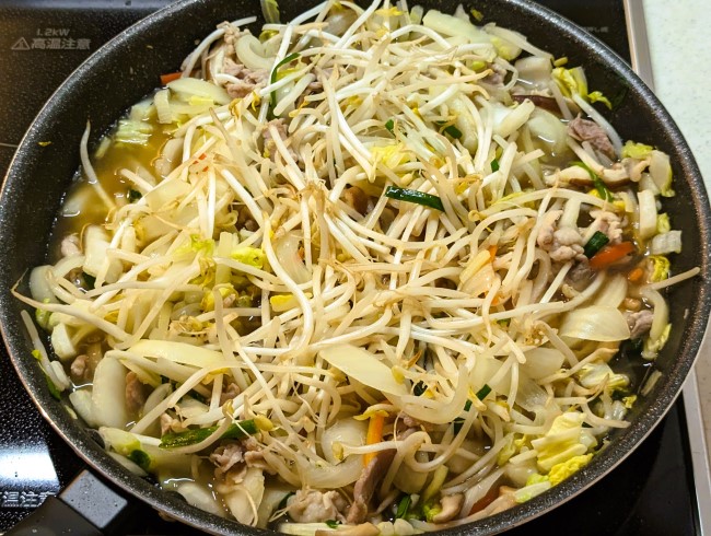 あんかけ焼きそば用のもやしを炒める