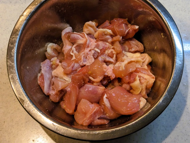 鶏肉を一口大に切って下味を付ける