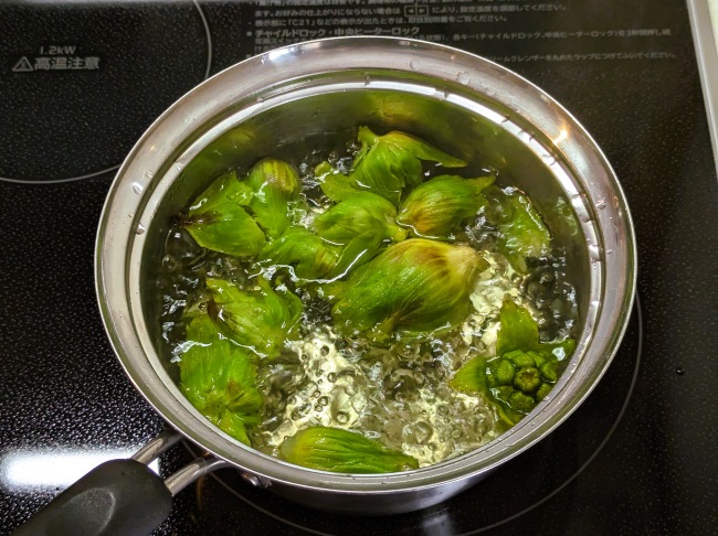 さっと茹でたふきのとう