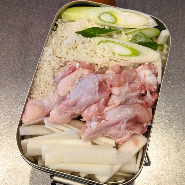 メスティンにサムゲタンの具材を入れた