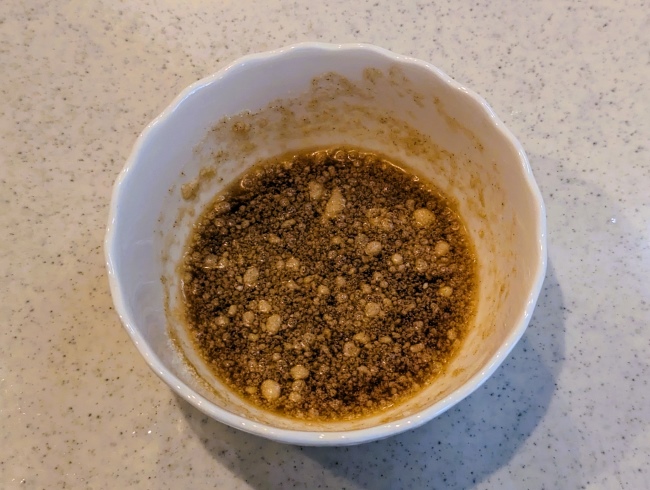 参鶏湯のスープの材料を合わせる