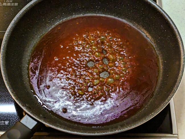 ヤンニョムチキンのタレが煮詰まる