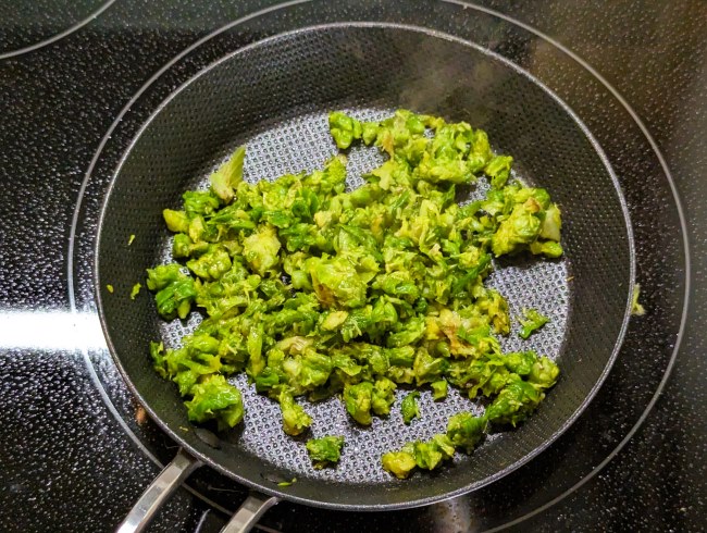 ふきのとうを炒める