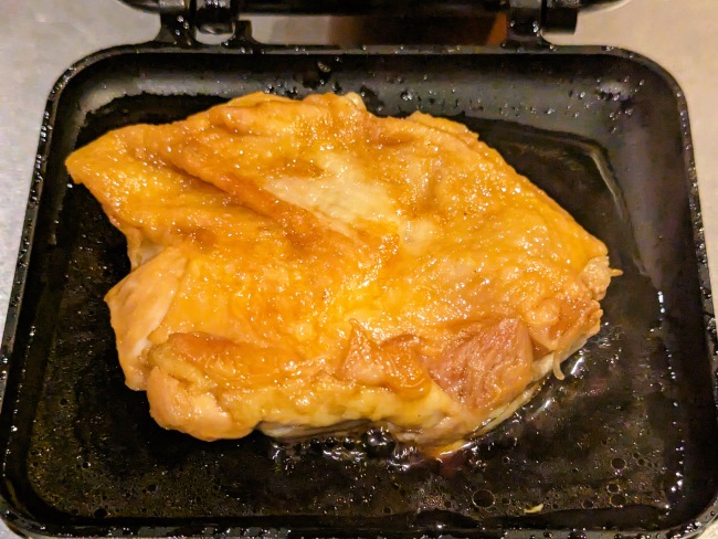 ホットサンドメーカーで蒸し焼きにした鶏肉