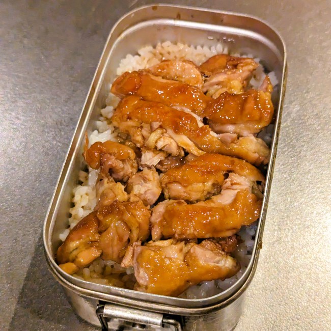 炊き立てのごはんの上にテリヤキチキンをのせた