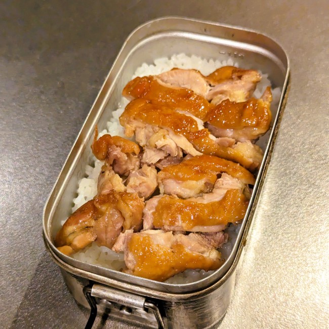 炊き立てのごはんの上にのせたテリヤキチキン