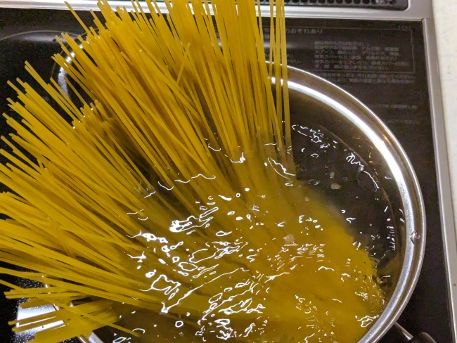 タラの芽とベーコンのバターパスタのパスタを茹でる