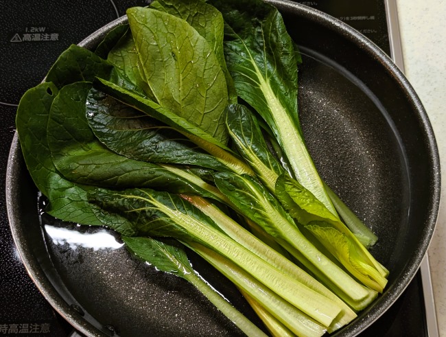 フライパンで茹でた小松菜