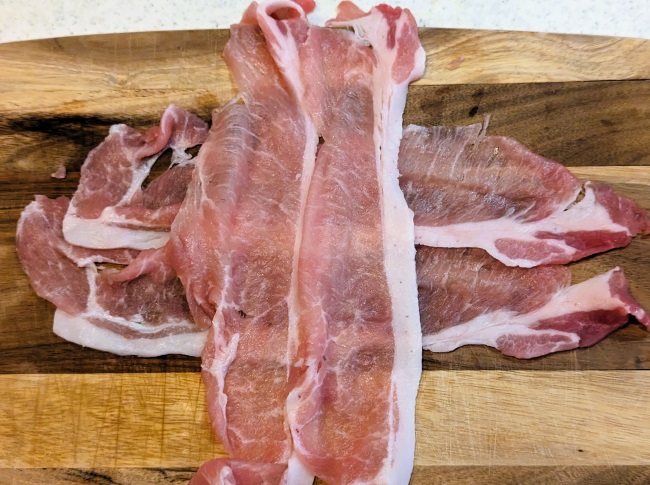 肉巻きおにぎりを巻く用に豚肉をクロスさせる