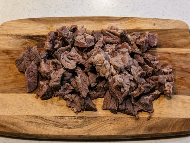 牛すじを一口大に切る