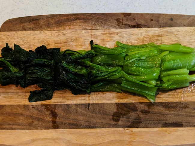 茹でた小松菜をぎゅと絞って切る