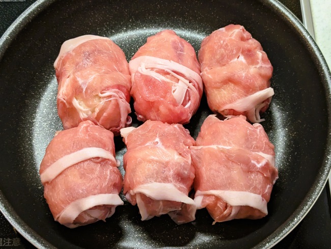 フライパンに肉巻きおにぎりを並べる