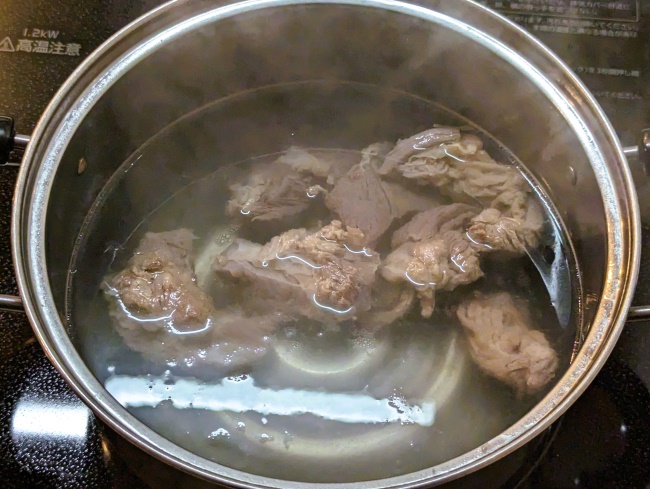 牛すじを二度目の下茹でをしてアクを取る