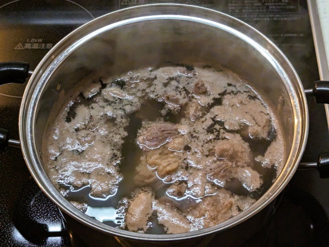 牛すじを下茹でしてアクを取る