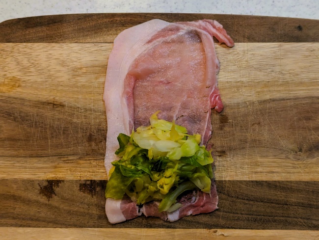 豚肉に塩揉みしたキャベツを巻く