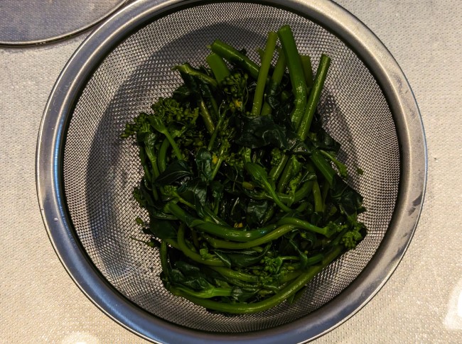 菜の花を冷水で冷やす