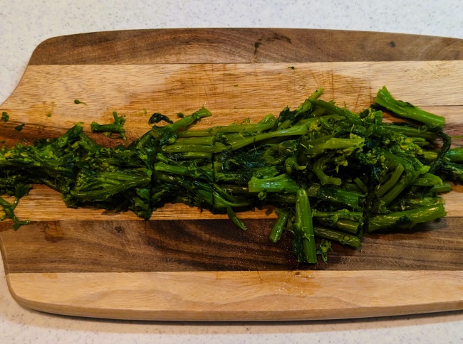 食べやすい大きさに切った菜の花