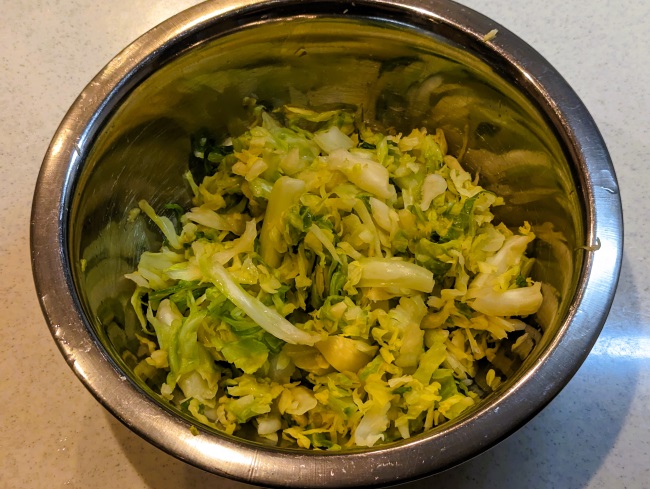 塩キャベツの塩揉み