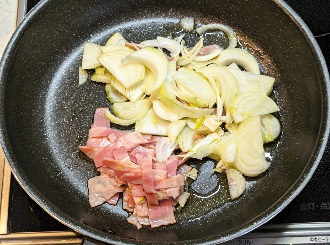 タラの芽とベーコンのバターパスタの玉ねぎとベーコンを炒める