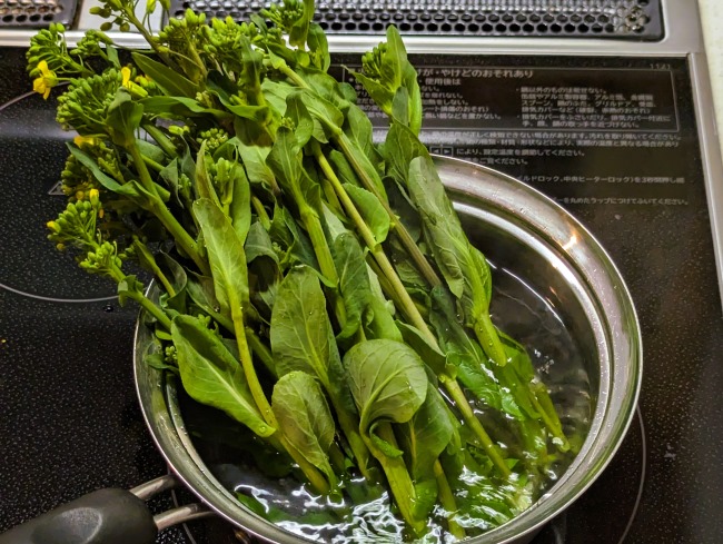 菜の花を茎の部分から茹でる