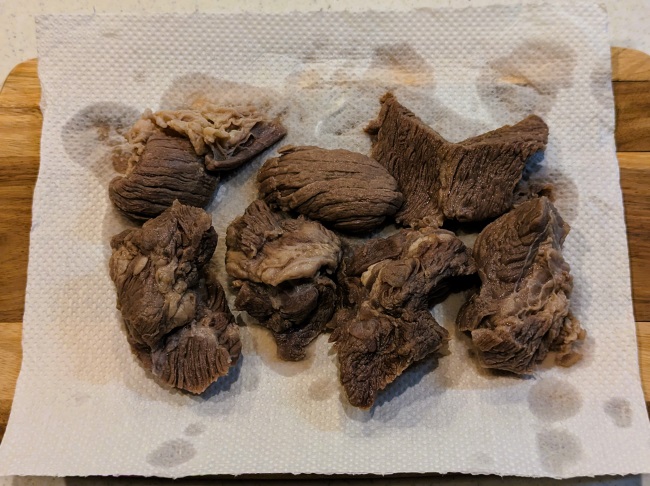 牛すじを下茹でして水気を拭き取る