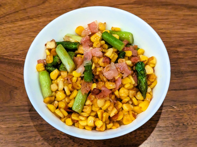 春の旬の食材アスパラを使ったベーコンとコーンバター