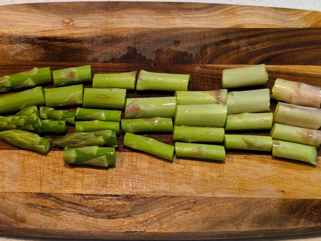 アスパラガスを食べやすい大きさに切る