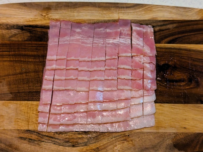 ベーコンを食べやすい大きさに切る