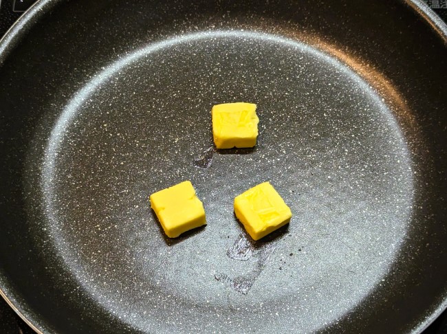 フライパンとバター