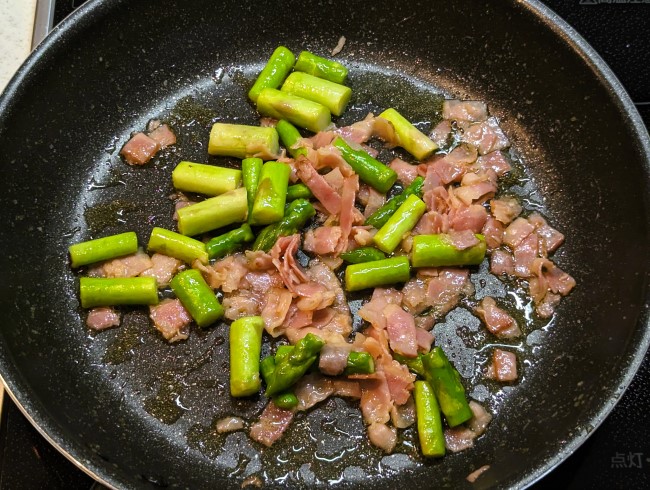 バター炒めたアスパラとベーコン