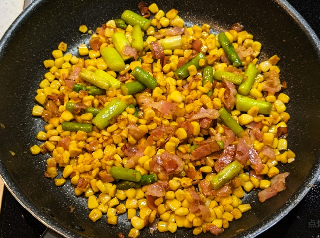 春の絶品おつまみアスパラとベーコンとコーンのバター炒め