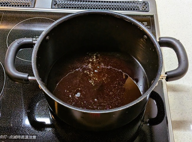 調味料をひと煮立ちさせる