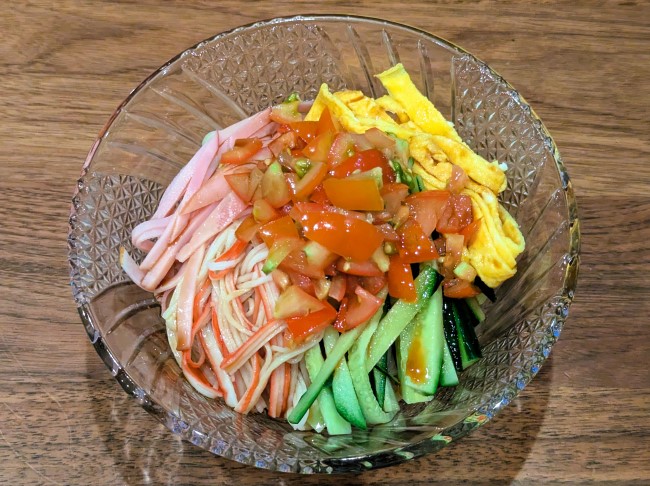 トッピングたっぷりの冷たい中華麺
