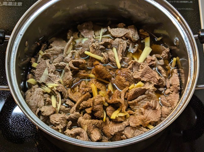 鹿肉に調味料を入れて煮詰める