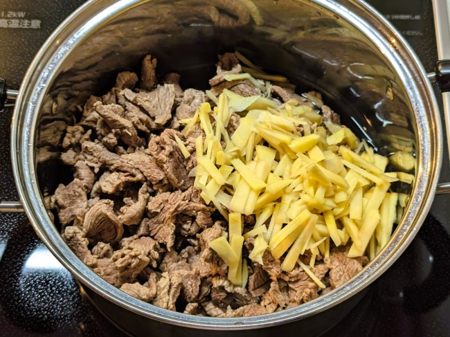 鹿肉に生姜を入れて煮詰め臭みを取る