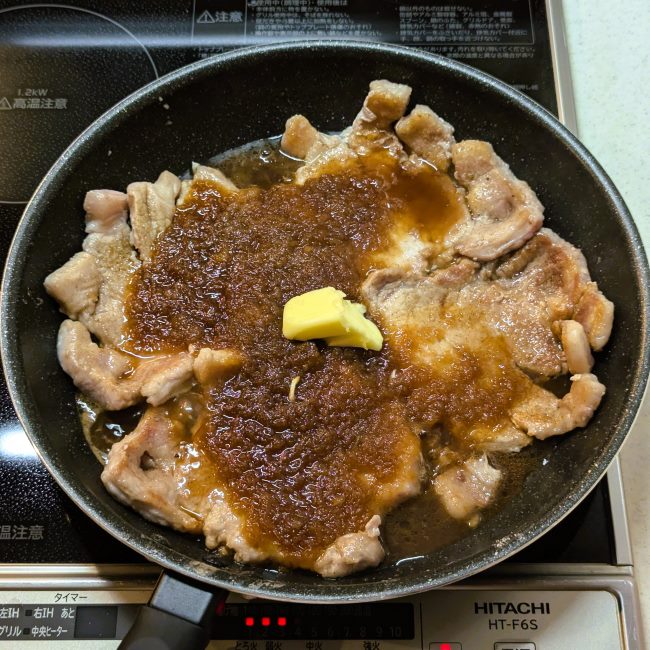 ウスターソースとオイスターソースを加えて豚肉に絡める