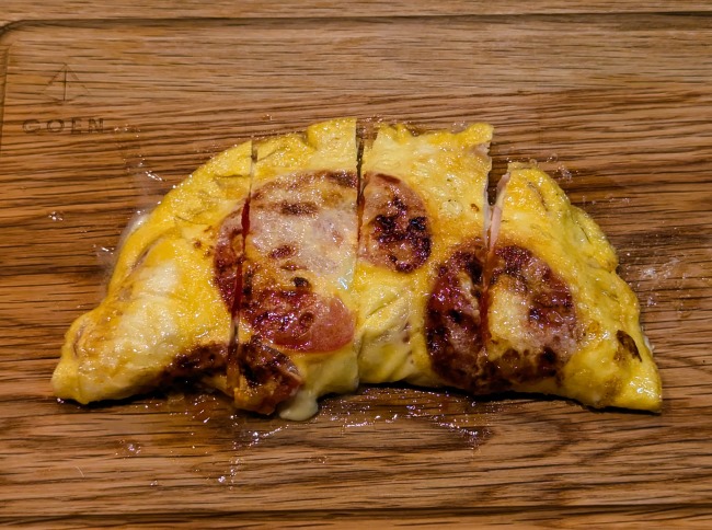 ライスペーパーオムレツを4等分に包丁で切る