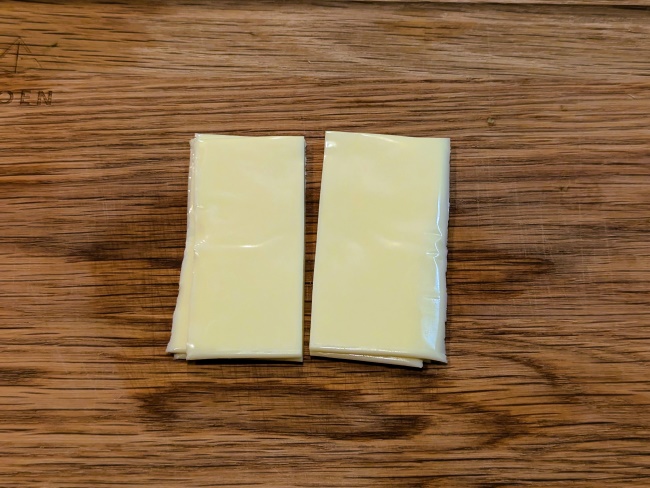 スライスチーズを半分に切る