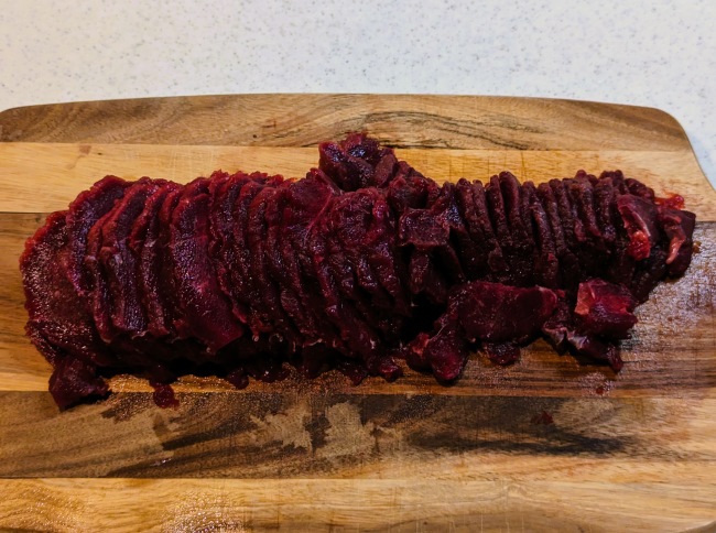 鹿肉をスライスして食べやすい大きさに