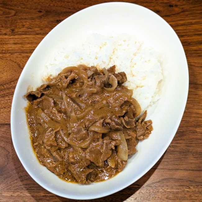 ヨーグルトの酸味とカレー粉の香りが広がる鹿肉カレーの完成