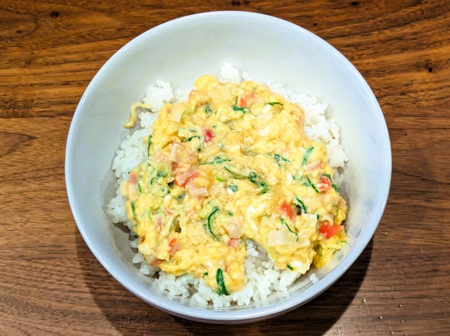 ふわとろ卵ととろけるチーズの簡単卵丼。10分で作れる時短レシピ。